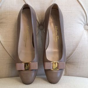 Vintage Ferragamo “Lillaz” Taupe Flats 10C GUC